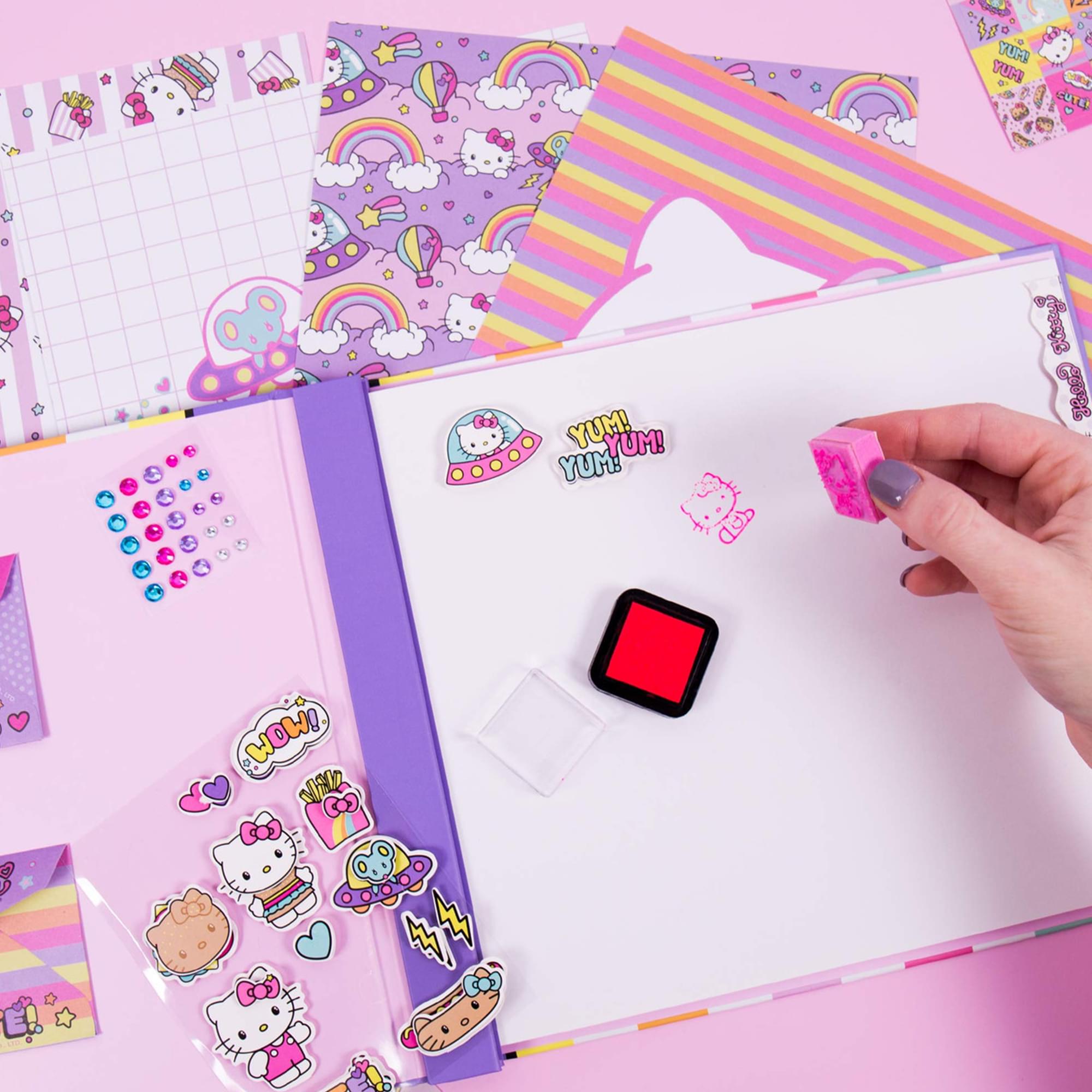 Sanrio Hello Kitty & Friends Customizable Scrapbook: Over 250 Essentials