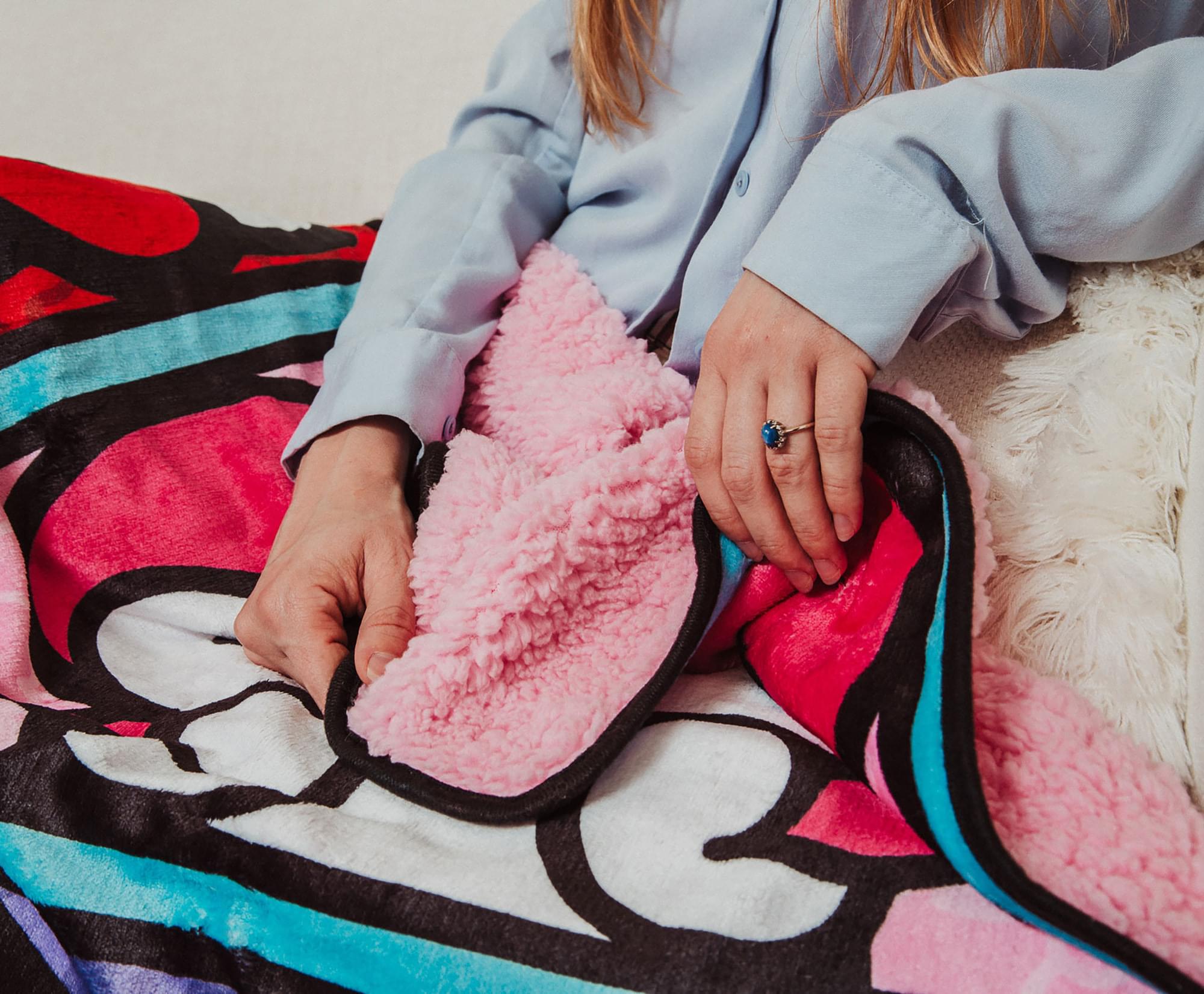 Sanrio's Adorable Friends Oversized Sherpa Fleece Throw - Warm & Cozy!