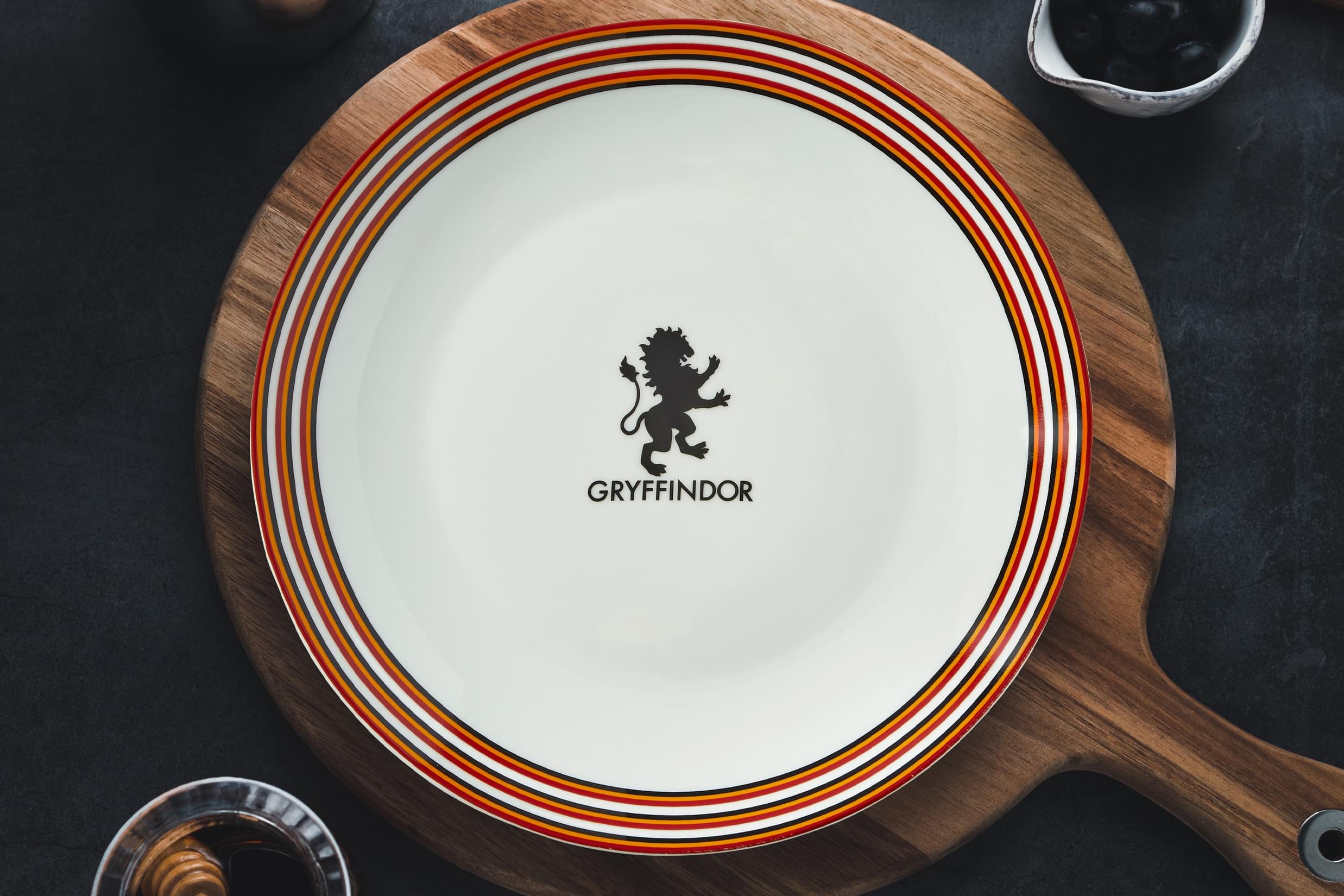 Magical Gryffindor 16-Piece Harry Potter Dining Set - Plates, Bowls & Mugs