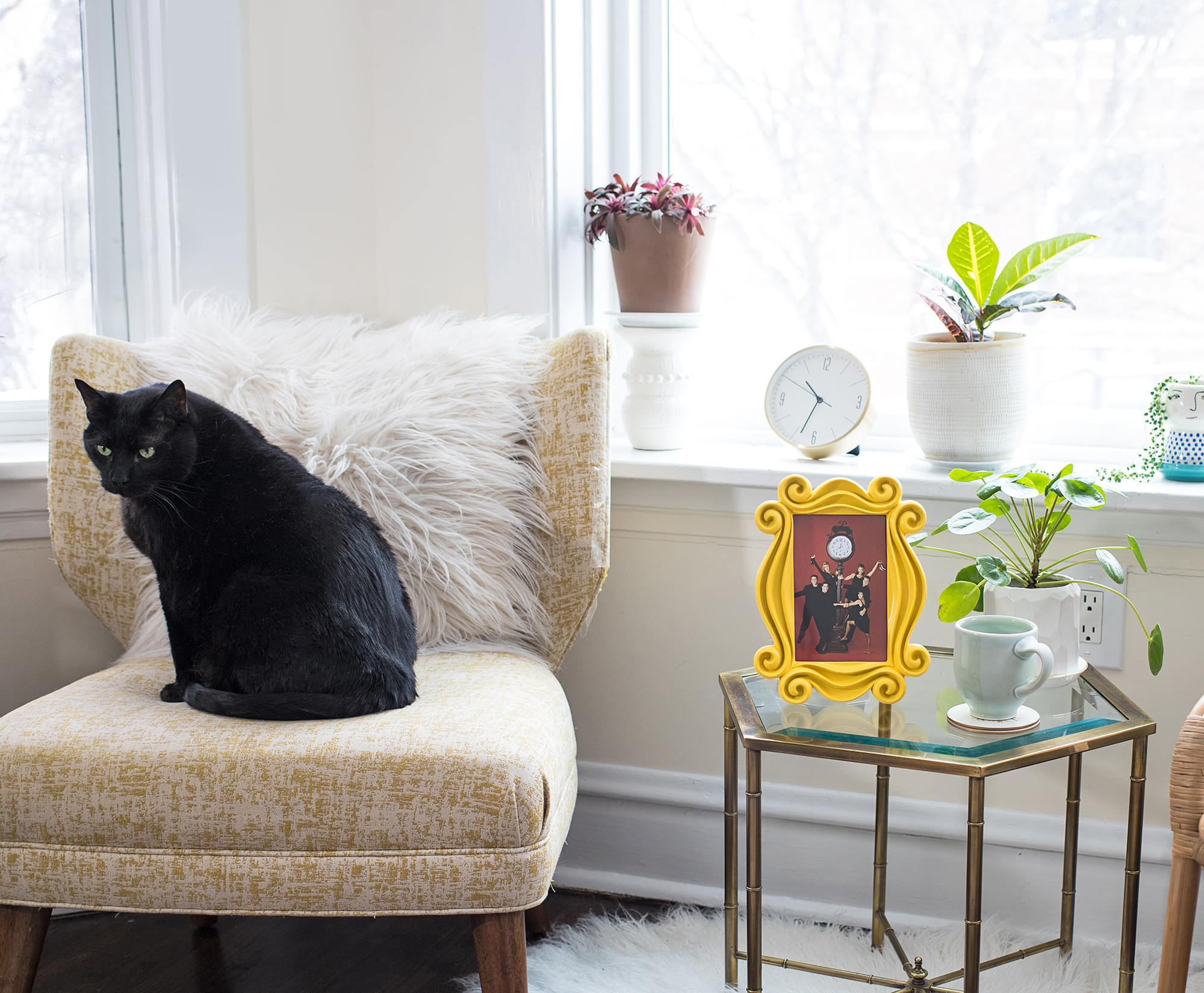 Friends-Inspired Yellow Door Polyresin Photo Frame with Stand - 10 x 7.5 Inches